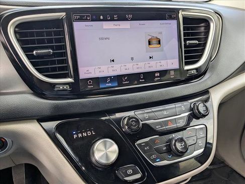 Used 2022 Chrysler Pacifica Touring-L image 14