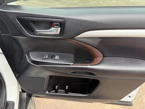 Used 2019 Toyota Highlander XLE FWD image 39