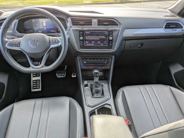 Used 2023 Volkswagen Tiguan SE R-Line FWD image 15