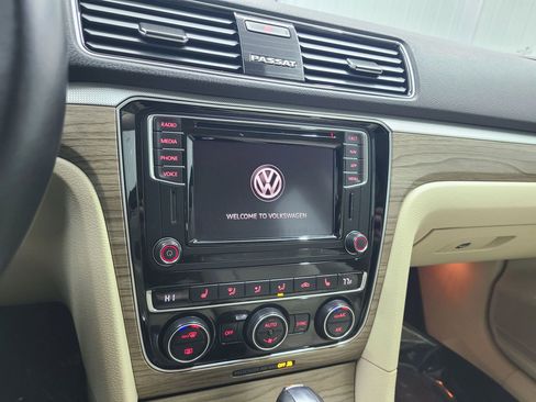 Used 2018 Volkswagen Passat 2.0T SE image 26