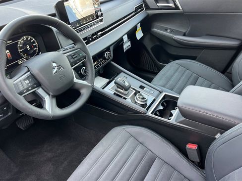New 2025 Mitsubishi Outlander SE image 11