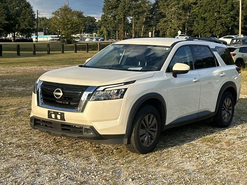 Used 2024 Nissan Pathfinder SV FWD image 1