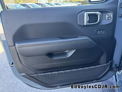 Used 2025 Jeep Wrangler Sahara image 13