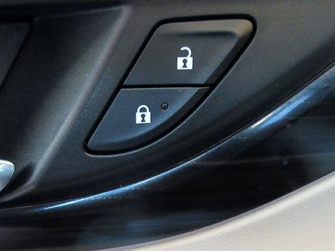 Used 2018 Buick Regal Essence w/ Driver Confidence Package #1 FWD image 28