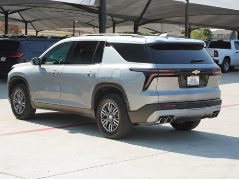 Used 2024 Chevrolet Traverse LT FWD image 3