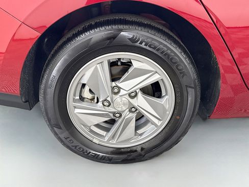 Used 2025 Hyundai Elantra SE image 32