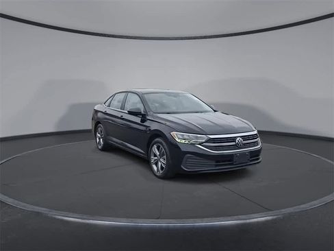 Used 2023 Volkswagen Jetta SE image 2
