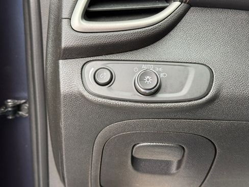 Used 2018 Chevrolet Trax LT w/ Sun & Sound Package image 32