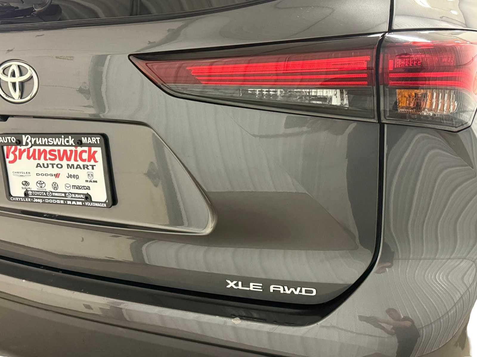 Used 2024 Toyota Highlander XLE AWD/4WD image 7