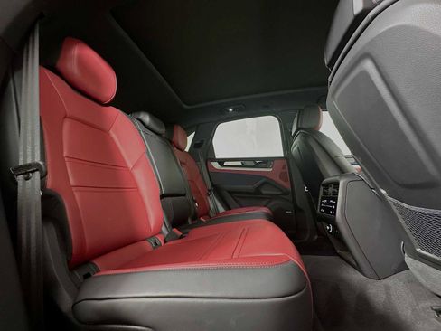 Certified 2025 Porsche Cayenne image 28