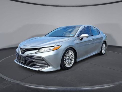 Used 2018 Toyota Camry XLE FWD image 1