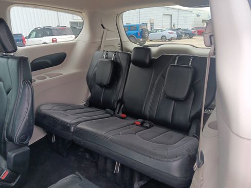 Used 2023 Chrysler Pacifica Touring-L image 11
