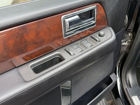 Used 2016 Lincoln Navigator Select RWD image 12