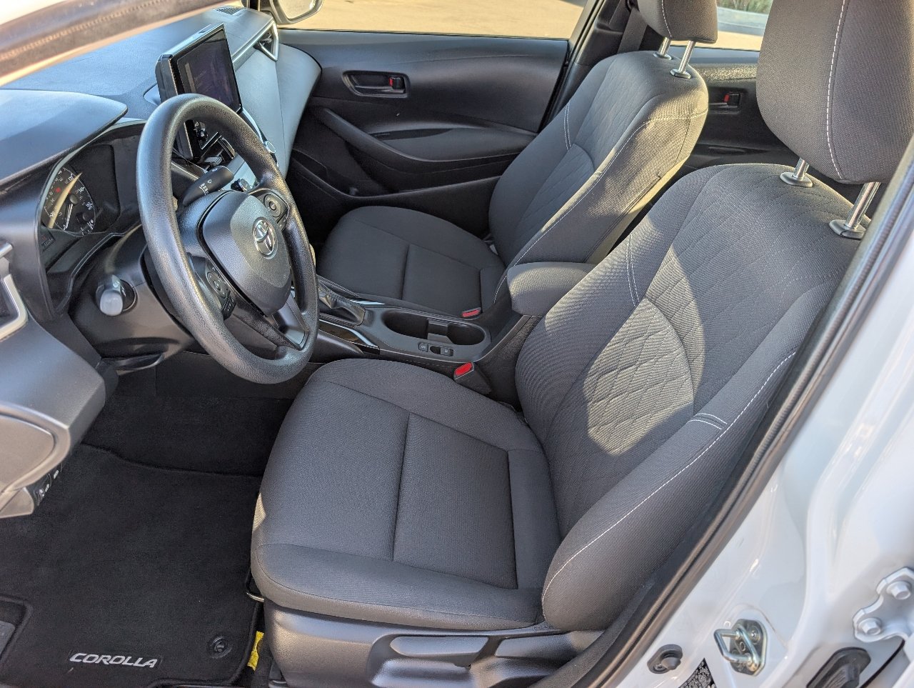 Used 2025 Toyota Corolla LE w/ Carpet Mat Package (TMS) FWD image 2