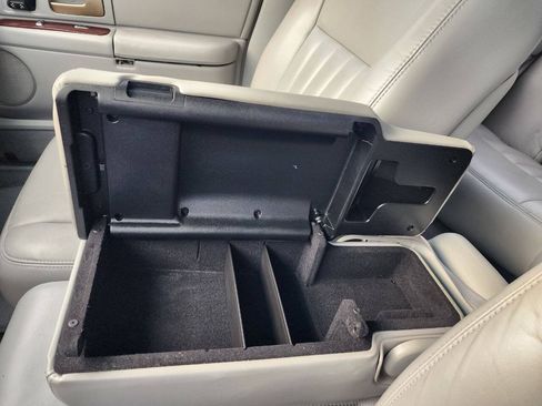 Used 2004 Lincoln Town Car Signature RWD image 38