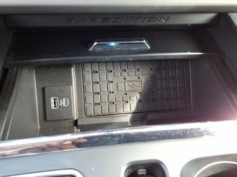 Used 2024 Ford Expedition XLT image 12