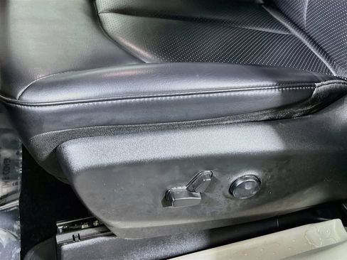 Used 2023 Chrysler Pacifica Touring-L FWD image 17