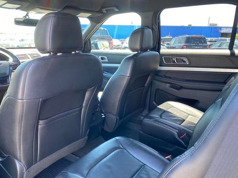 Used 2017 Ford Explorer XLT w/ Equipment Group 202A AWD/4WD image 14