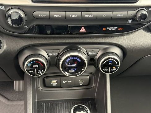 Certified 2025 Hyundai Venue SEL FWD image 30