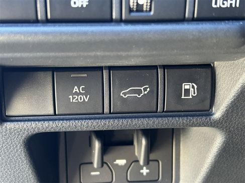 Used 2024 Toyota Land Cruiser image 32