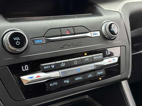 Used 2020 Ford Explorer XLT w/ Equipment Group 202A image 17