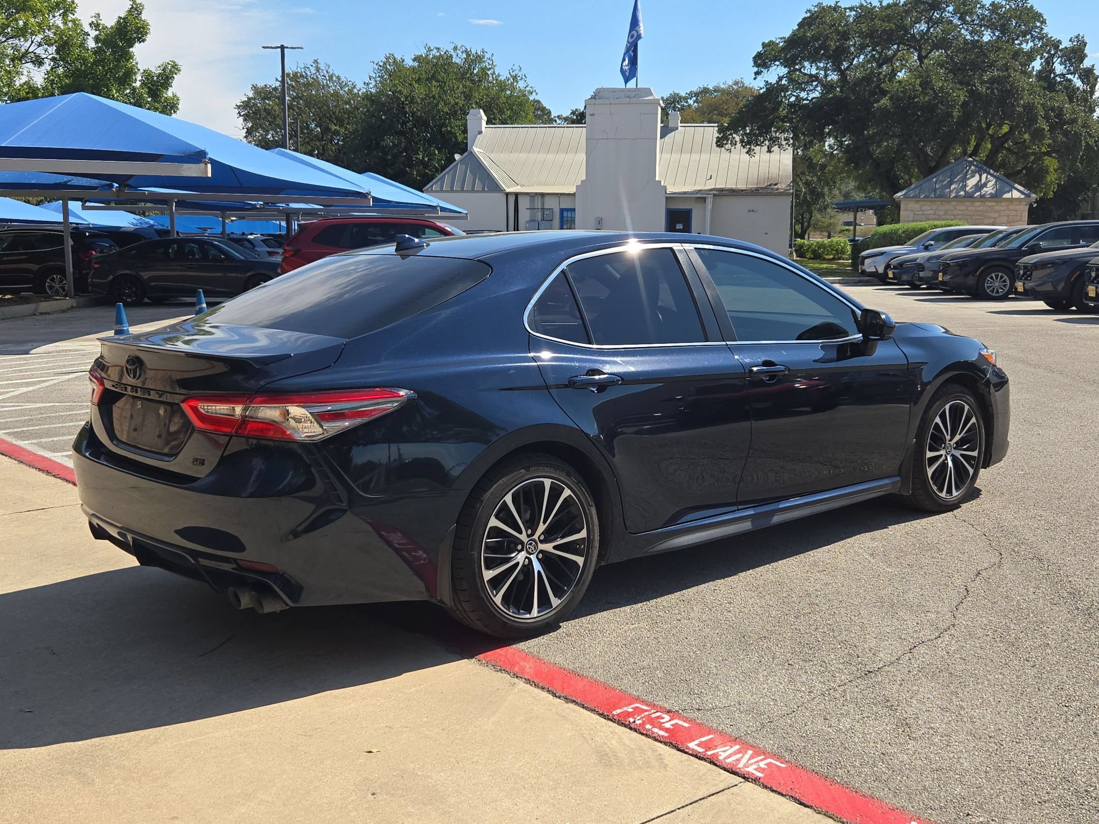 Used 2019 Toyota Camry SE FWD image 3