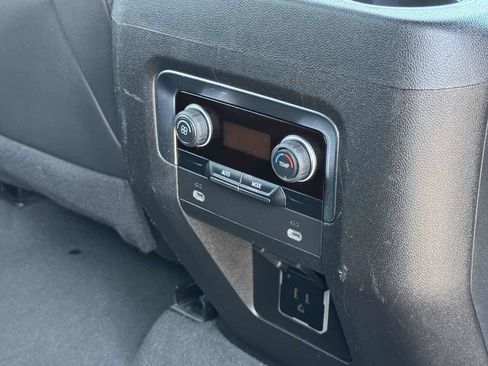 Used 2024 Chevrolet Suburban LT RWD image 18