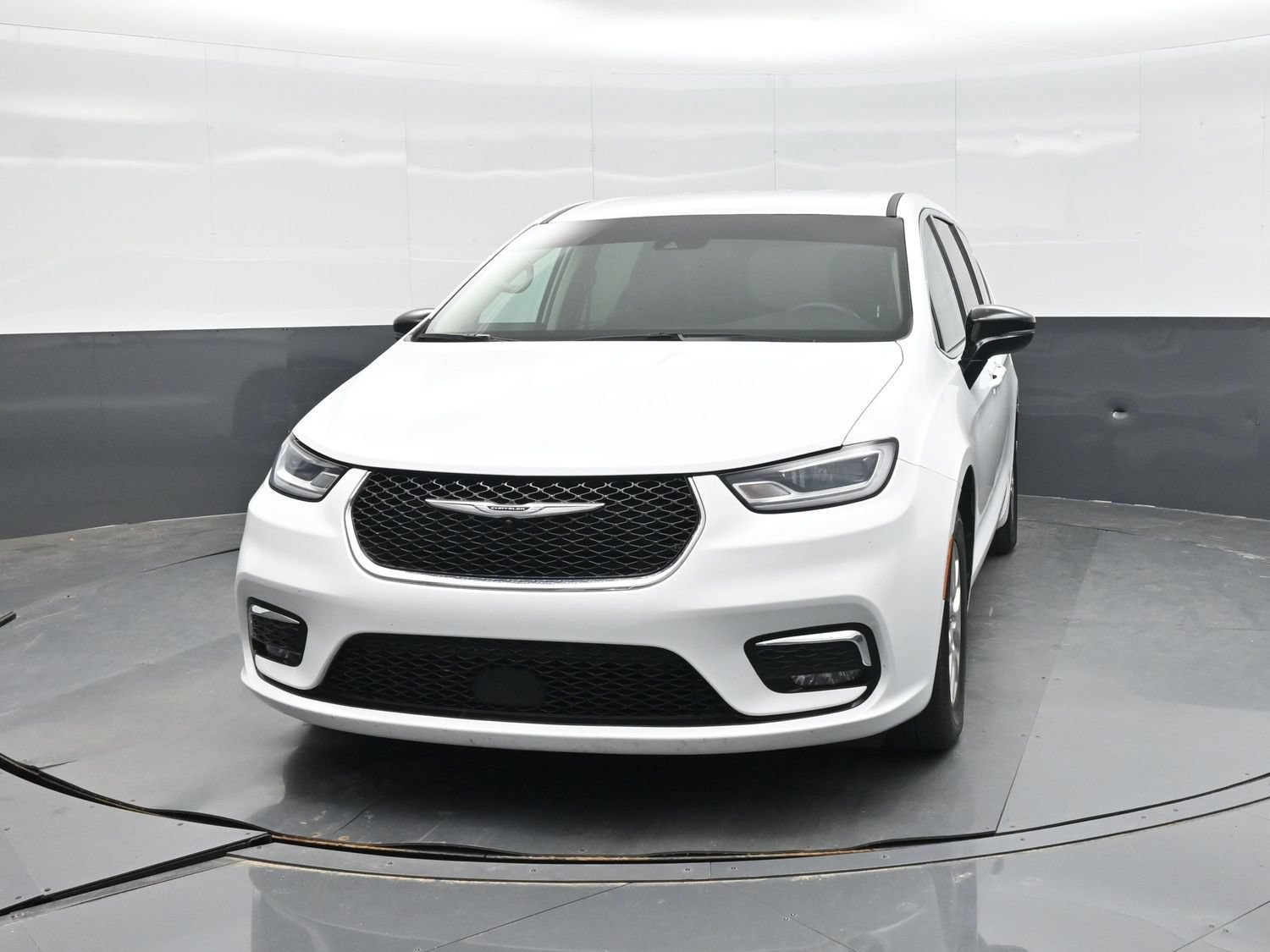 Used 2024 Chrysler Pacifica Touring-L FWD image 19