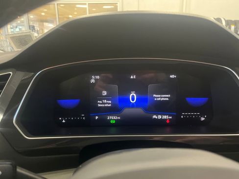 Used 2023 Volkswagen Tiguan SE w/ Panoramic Sunroof Package image 3