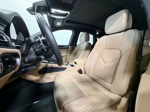 Certified 2025 Porsche Macan image 5