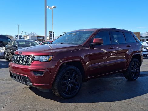 Used 2018 Jeep Grand Cherokee Altitude image 3