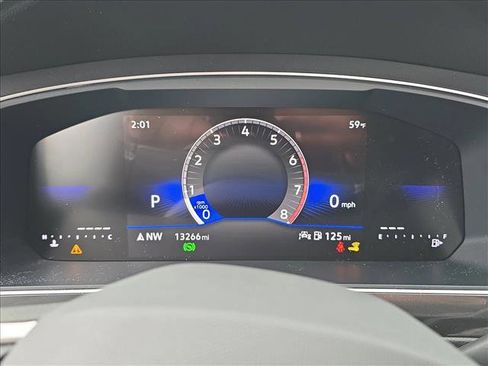 Used 2024 Volkswagen Tiguan SE w/ Panoramic Sunroof Package image 10