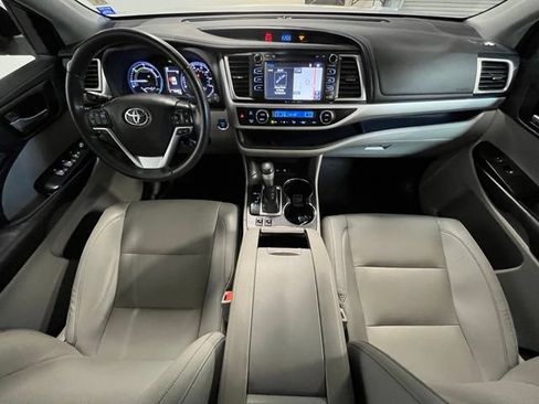 Used 2019 Toyota Highlander XLE AWD/4WD image 17