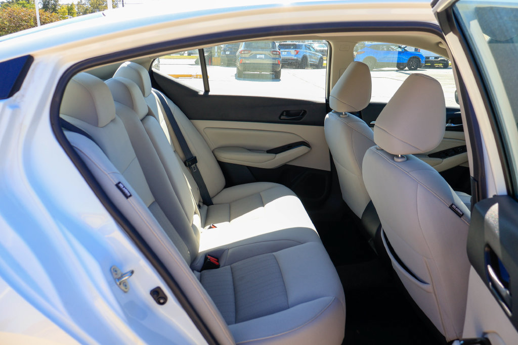 Used 2023 Nissan Altima 2.5 SV w/ SV Premium Package FWD image 10