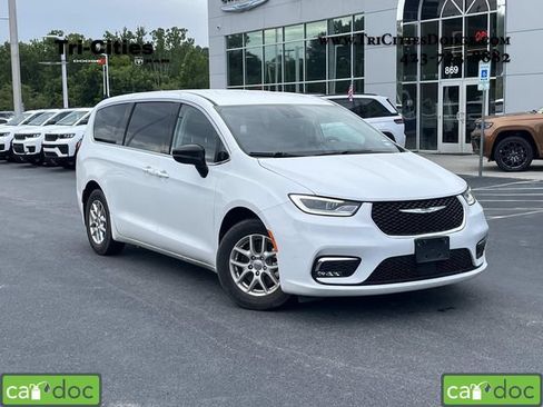 Used 2024 Chrysler Pacifica Touring-L FWD image 1