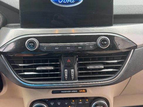 Used 2021 Ford Escape Titanium image 12