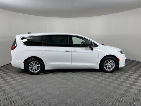 Used 2026 Chrysler Pacifica Select FWD image 8