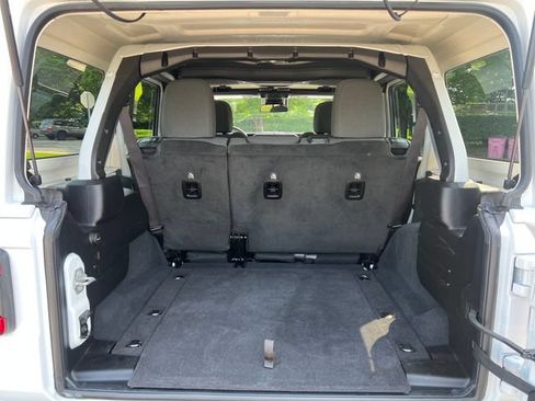Used 2025 Jeep Wrangler Unlimited Sahara AWD/4WD image 30