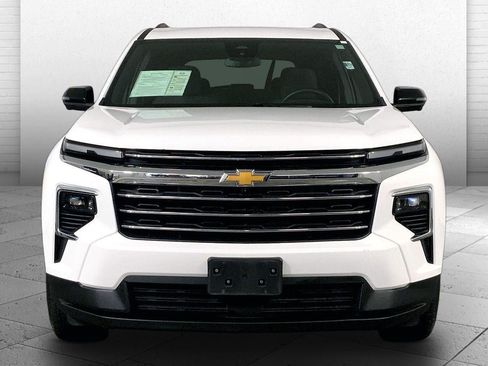 Used 2024 Chevrolet Traverse LT AWD/4WD image 2