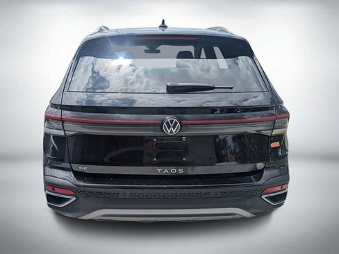 Used 2025 Volkswagen Taos SE FWD image 3