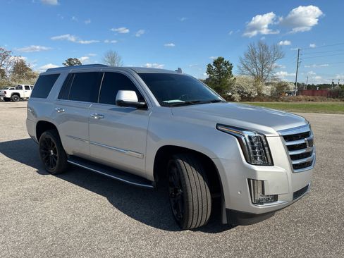 Used 2019 Cadillac Escalade Luxury image 9