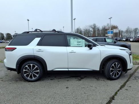 New 2026 Nissan Pathfinder Platinum image 2