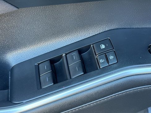 Used 2024 Toyota Highlander LE image 11