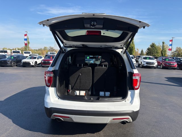 Used 2017 Ford Explorer XLT w/ Equipment Group 201A AWD/4WD image 17