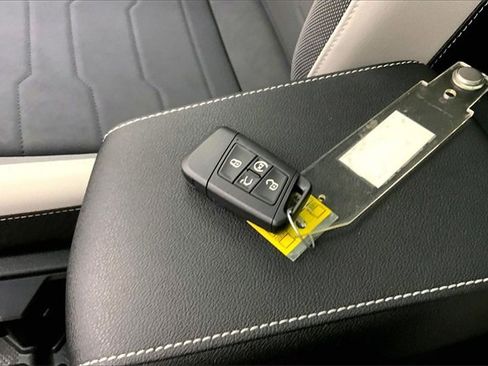 Used 2025 Volkswagen Taos SE w/ Panoramic Sunroof Package image 11