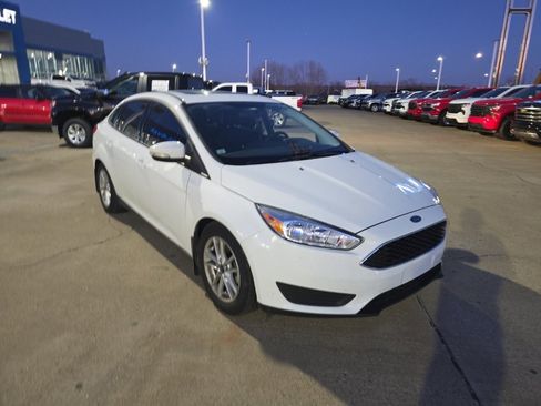 Used 2016 Ford Focus SE w/ Reverse Sensing Package image 3