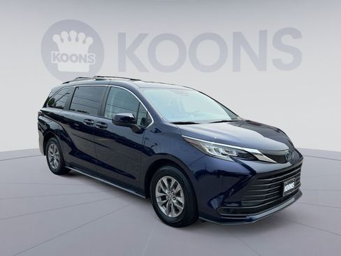 Used 2023 Toyota Sienna LE AWD/4WD image 10