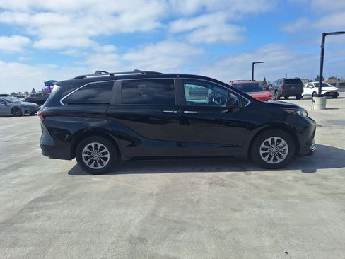 Used 2024 Toyota Sienna XLE w/ XLE Plus Package AWD/4WD image 4