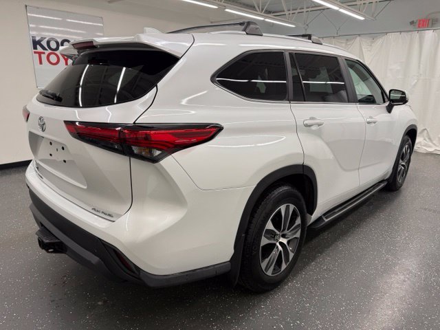 Used 2023 Toyota Highlander XLE AWD/4WD image 2