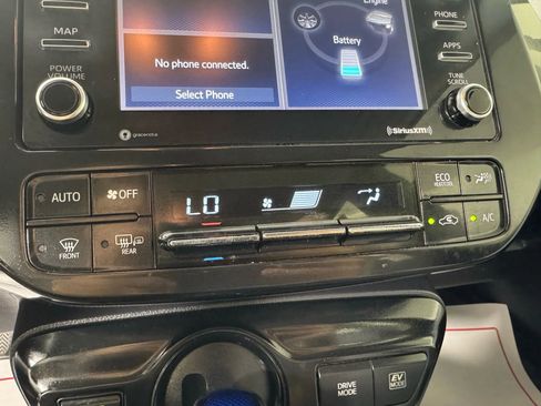 Used 2021 Toyota Prius LE image 20